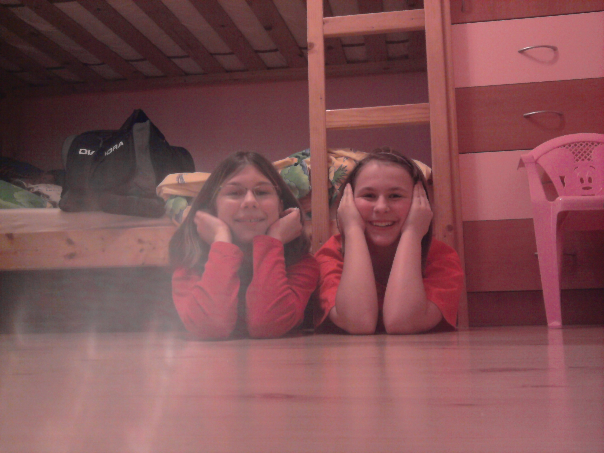 Pod postelou